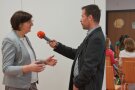 Zwei Personen beim Radiointerview