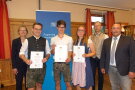 Gruppenbild der besten Absolventen der Landwirtschaft mit Ehrengästen.
