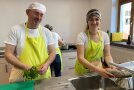 2 Personen stehen an Arbeitsplatte in einer Küche