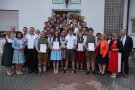 Gruppenfoto mit den Absolventinnen und Absolventen der Landkreise Deggendorf, Regen und Straubing-Bogen und ihren Ehrengästen