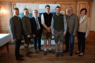 Gruppenbild mit Absolventen des Landkreises Deggendorf und Ehrengästen.