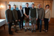 Gruppenbild mit Absolventen des Landkreises Deggendorf und Ehrengästen. 