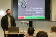 Leonhard Rösel steht vor der Klasse und stellt seinen Betrieb mit Hilfe einer PowerPointPräsentation vor