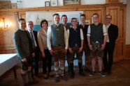 Gruppenbild mit Absolventen des Landkreises Straubing-Bogen und Ehrengästen. 