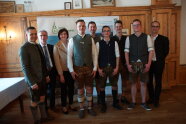 Gruppenbild mit Absolventen des Landkreises Straubing-Bogen und Ehrengästen.