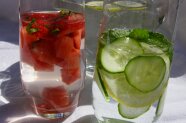 Zwei Gläser mit Wasser plus Früchten, Kräutern und GEmüse.