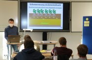 Der Referent erklärt die Vorteile des Waldwasserbrotes mit Hilfe einer PowerPoint Präsentation. 