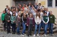 Große Personengruppe auf der Treppe vom dem AELF-GEbäude in Straubing.