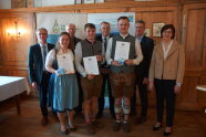 Gruppenbild mit Schulabsolventinnen und -absolventen, Behörden- und Schulleitern.