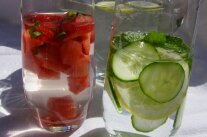 Zwei Gläser mit Wasser plus Früchten, Kräutern und GEmüse.