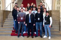 Gruppenbild auf großer Treppe.