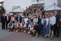 Viele Männer und Frauen in einem Gruppenbild.