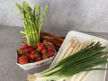 Spargel, junge Zwiebeln, Erdbeeren auf einer Küchenarbeitsplatte