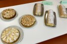 Ein Buffet mit verschiedenen Erdbeerrollen und Rhabarberkuchen mit Baiser.