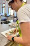 Eine Frau bereitet gefüllte Fischröllchen