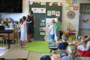 Schüler sortieren Lebensmittelbilder auf einer Tafel