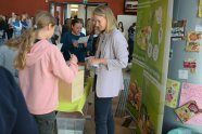 Infostand zu Lebensmittelverschwendung in der Pause der Ursulinen-Realschule Straubing