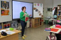 Frau steht vor Klasse