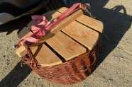 Ein Weidenkorb mit Holzdeckel, in dem Jungwild während der Mahd gesichert wird.
