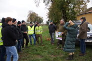 Grundeigentümer, Vertreter des Landwirtschaftsamtes und Landwirtschaftschüler besprechen das Ergebnis.