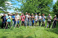 Die Teilnehmer des Sensenmähkurses stellen sich zu einem Gruppenfoto auf. 