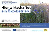 Hierwirtschaftet ein Öko-Betrieb steht neben dem Bild eines Getreidefeldes. 