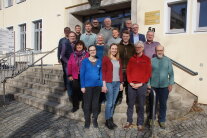 Männerund Frauen vor dem Eingang des AELF Deggendorf-Straubing.