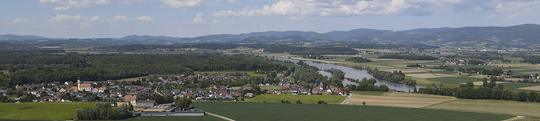 Panoramabild von Feldern, Flüssen, Dörfern