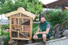 Der Studierende erklärt den Aufbau seines Insektenhotels