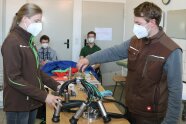 Studierende in der Rolle als Ausbilderin zeigt die Reinigung eines Melkgeräts