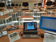 Blick in ein leeres Klassenzimmer. Mit Hilfe von PC, Dokumentenkamera und WebEx werden die Studierenden zu Hause unterrichtet. 